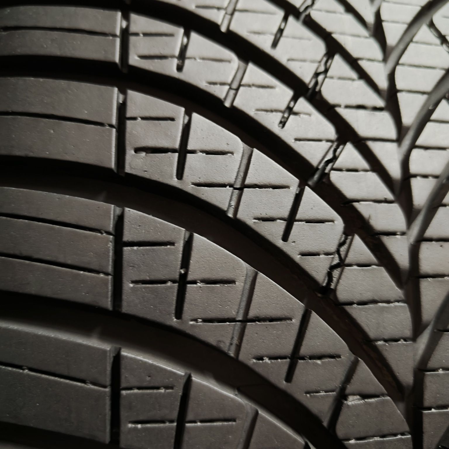 245/45/17 XL Sprzedam parę opon całorocznych Goodyear