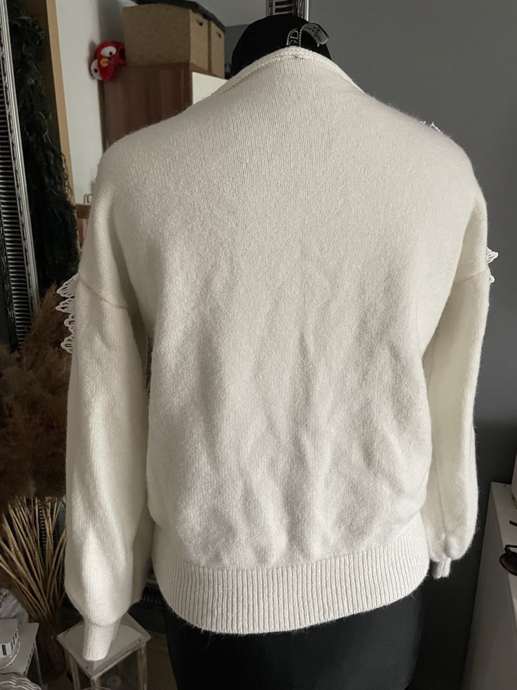 Sweterek biały serduszka koronki