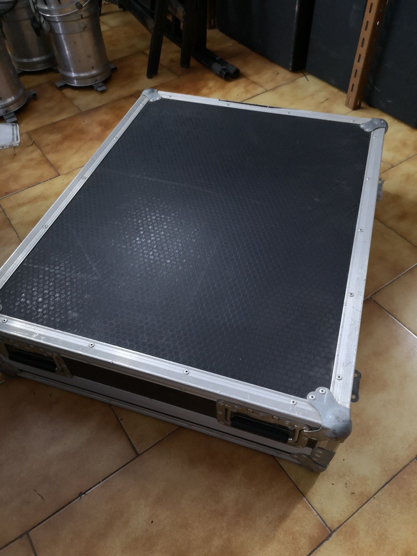 Flightcase para mesa de som SANTOSOM