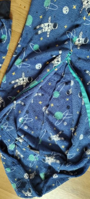 Sprzedam piżamę dziecięcą.