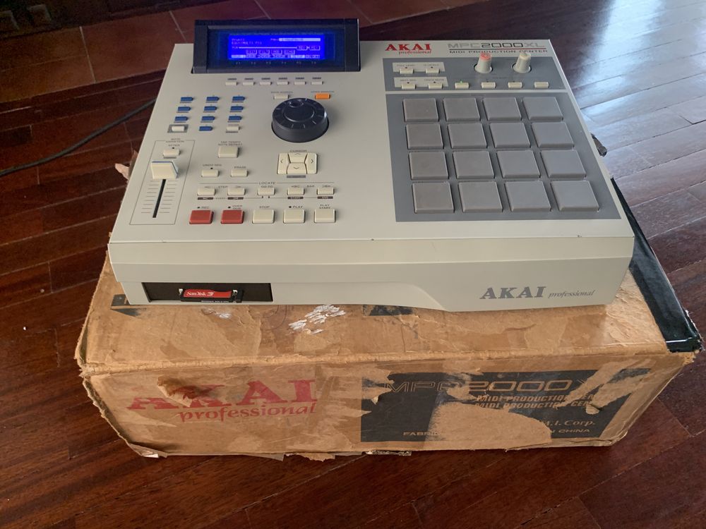 Akai mpc 2000 xl upgrades: 8 saidas + eb16 + ram+ecran novo+CF