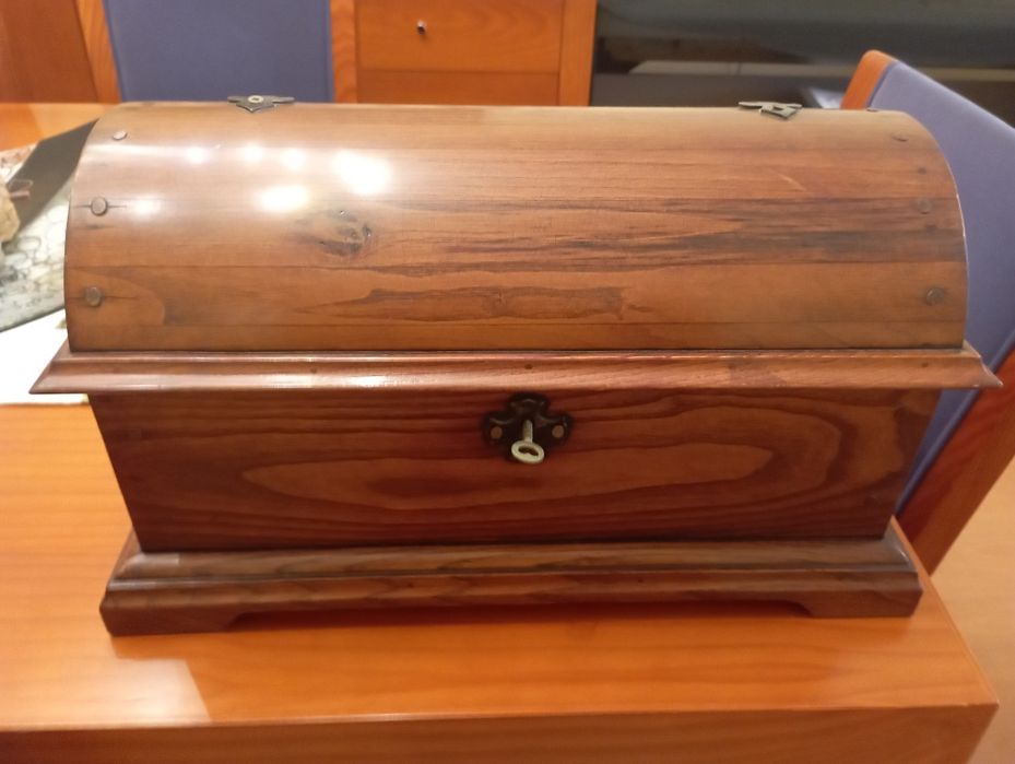 Arca pequena em madeira