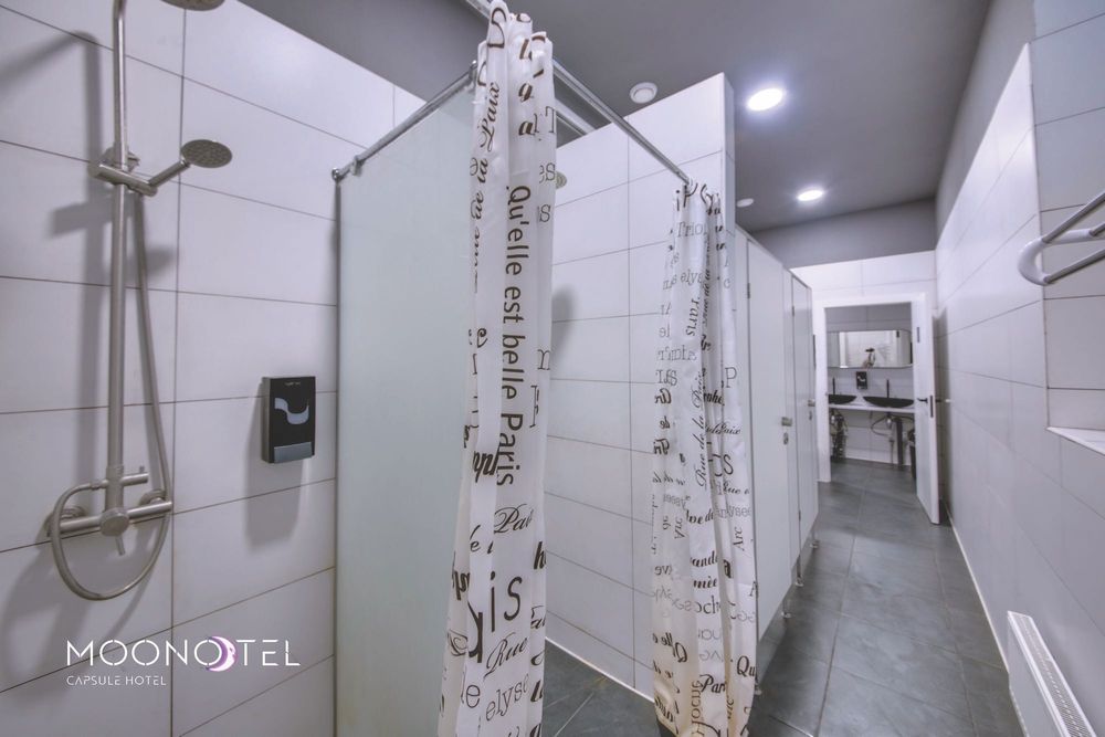 Фасадное помещение на Андреевском спуске в Киеве с действующим отелем