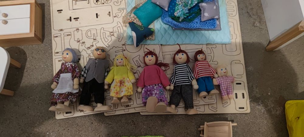 Domek dla lalek drewniany i mnóstwo dekoracji