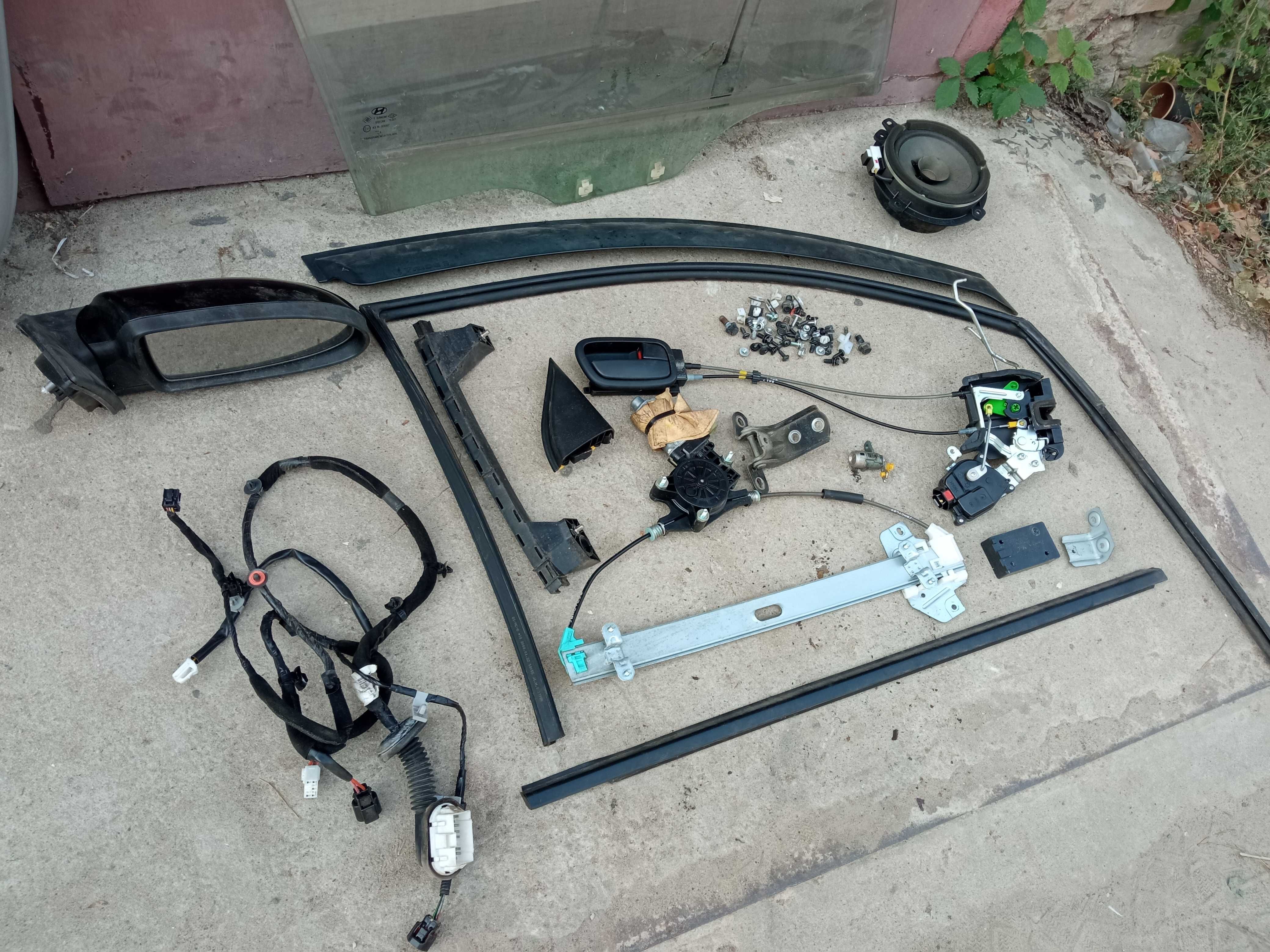 Уплотнитель двери стекло Hyundai Accent 2006-2010 замок ручка динамик