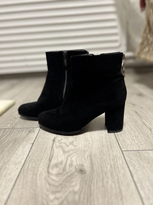 Чобітки в чорномі кольорі розмір 37