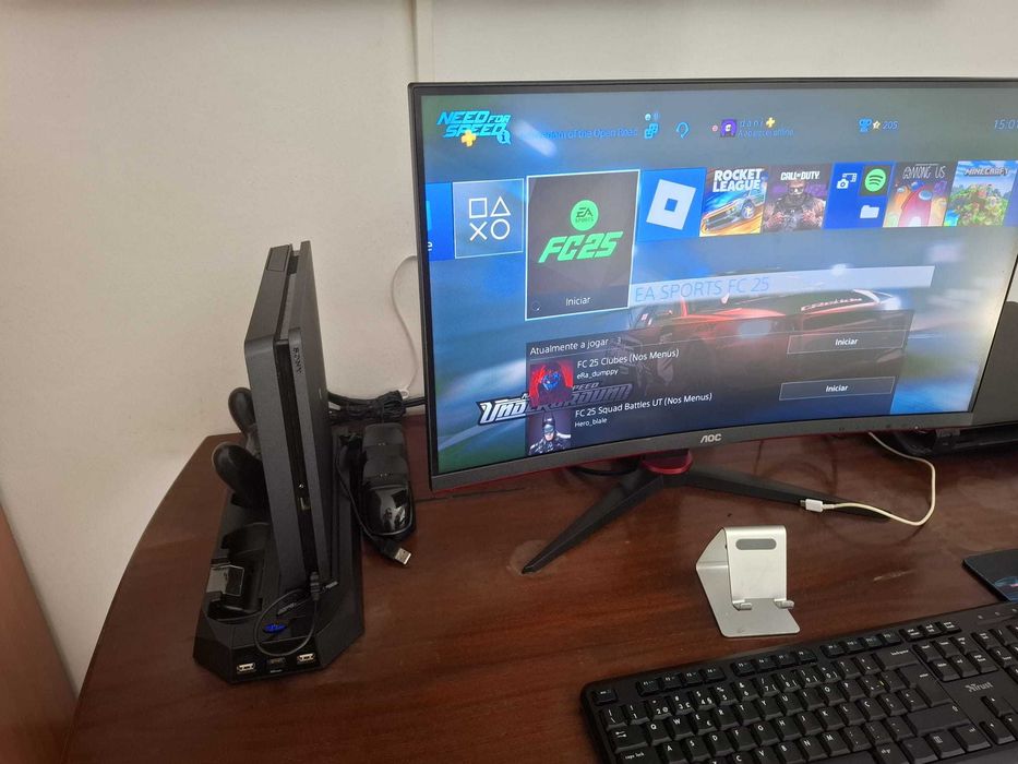 Vendo Playstation 4  em bom estado com acessórios