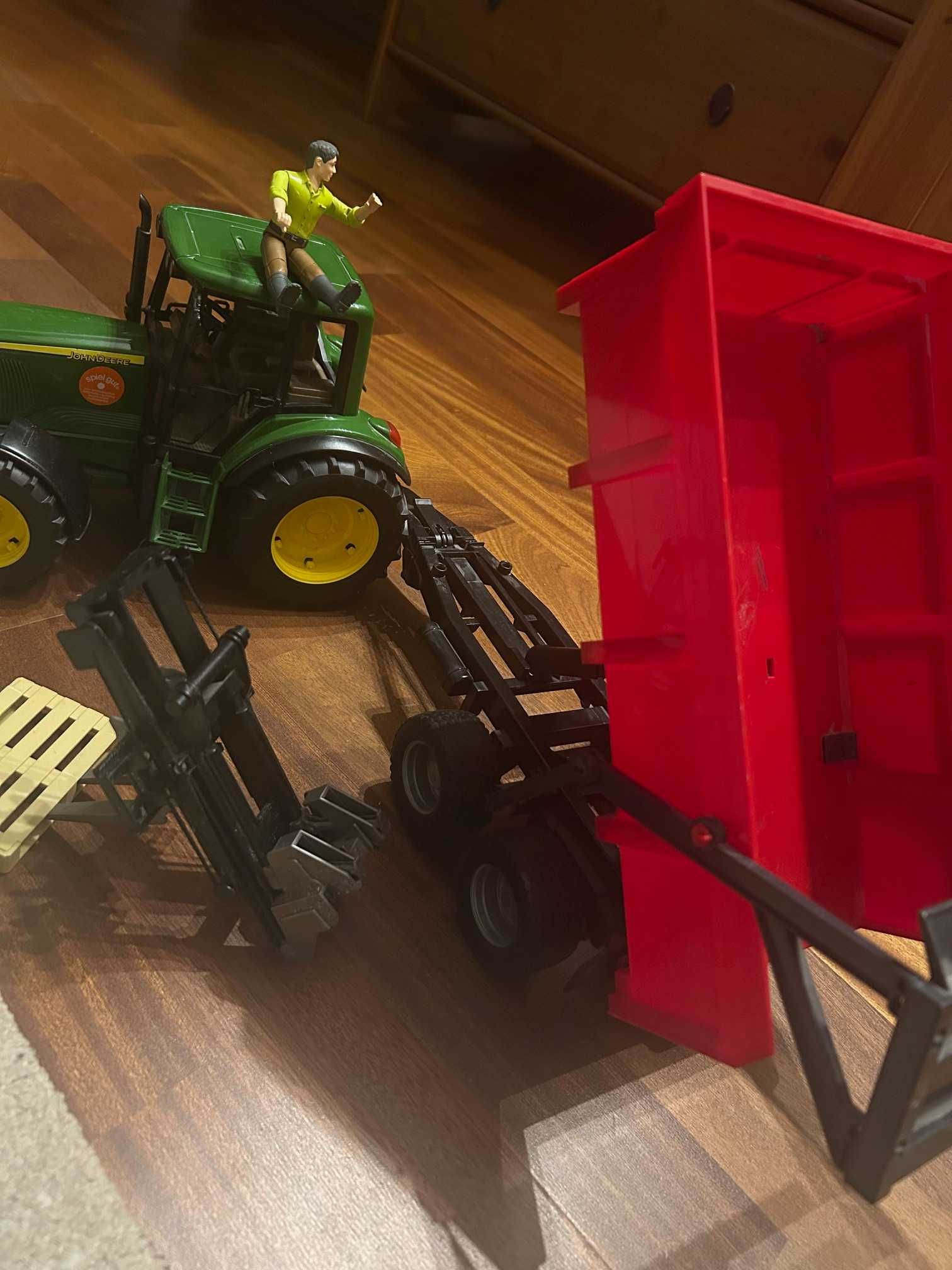 Zestaw Bruder: John Deer + 2 przyczepy  + podnośnik + figurka