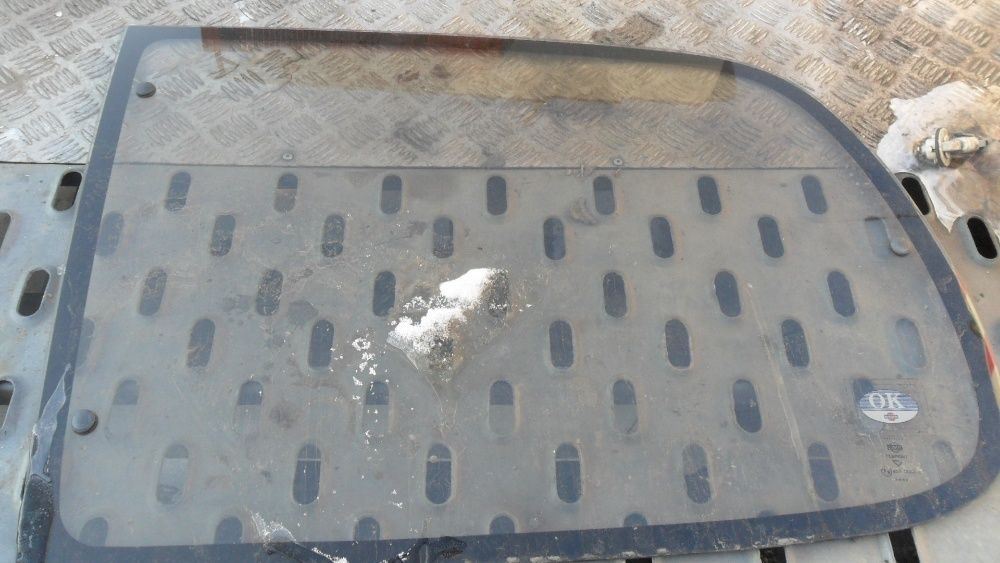 Nissan Serena,szyba tylna boczna,