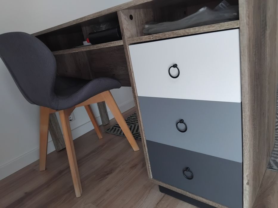 Secretária em madeira, cinza e branco