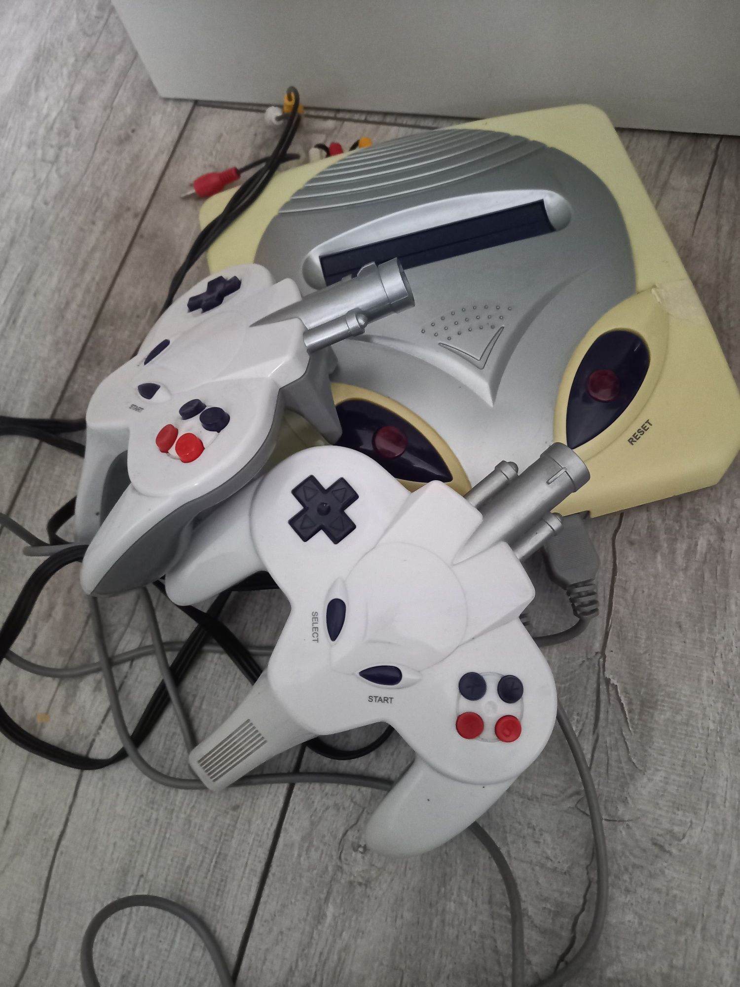Trzy retro konsole