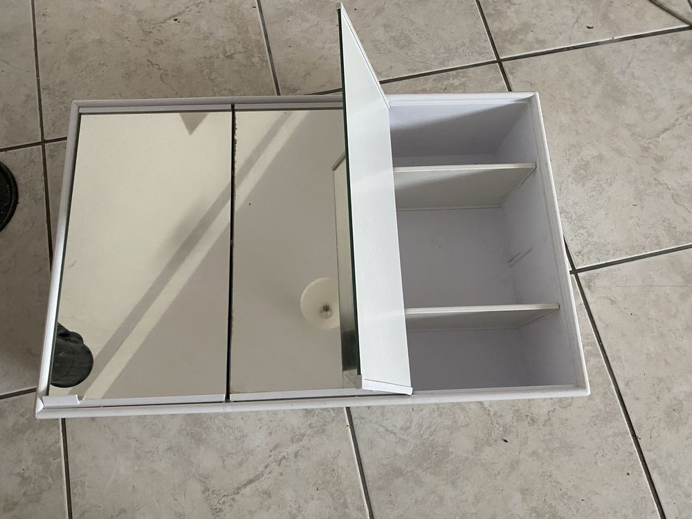 Szafka lazienkowa plastikowa biała z lustrem