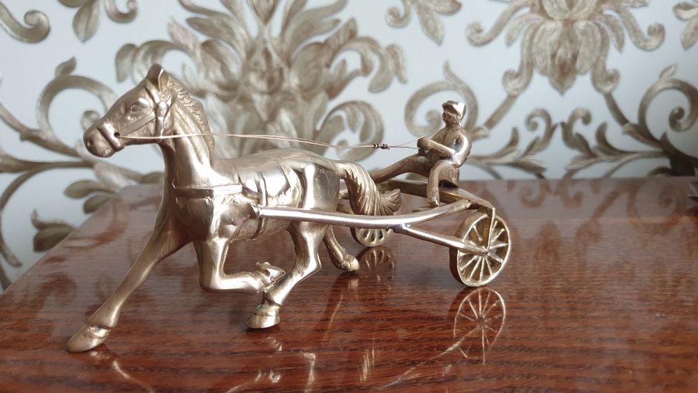 Бронзовая статуэтка лошади и наездника
Длин