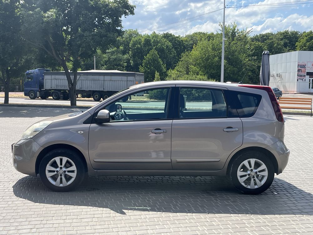 Nissan Note 2011 1.4 бензин