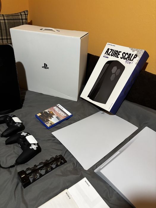 Konsola PlayStation 5 z napędem w zestawie z grą i innymi dodatkami