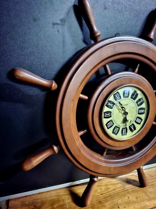 Roda de leme com relogio mecanico