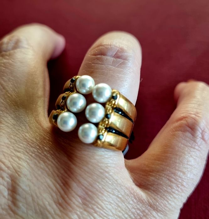 Anel dourado e preto, em aço, com 6 pérolas e 6 pedrinhas pretas. T18