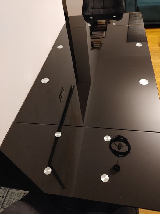 Czarny szklany stół rozsuwany