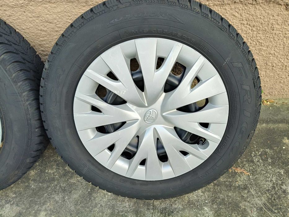 Koła zimowe Toyota Yaris z czujnikami kołpaki