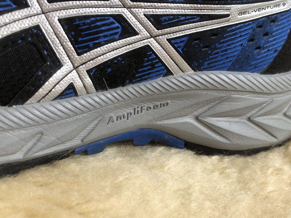Десісезонні кросівки, як нові Asics Gel Venture 9 біг 40,5 40 39,5