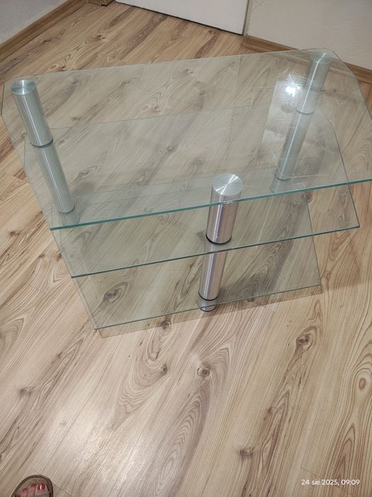 Szklana szafka pod telewizor