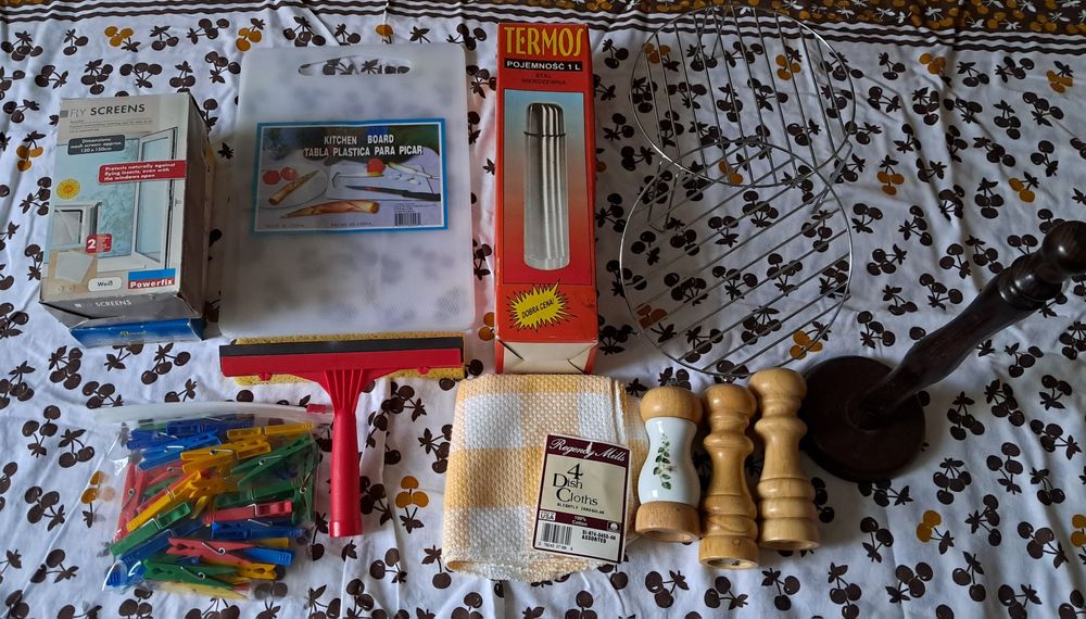 Zestaw akcesoriów gospodarstawa domowego (termos,stojak na ręczniki)