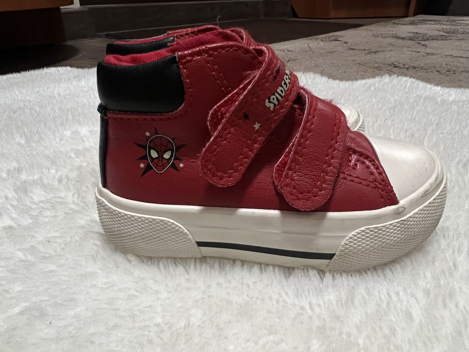 Яскраві вищі макасіни на хлопчика Marvel .