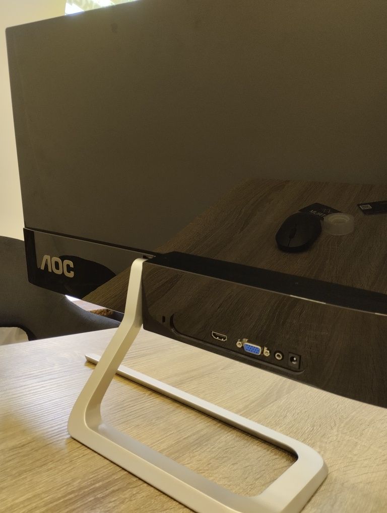 Монітор дизайнерський 22 дюйма aoc i2281fwh в стані нового
