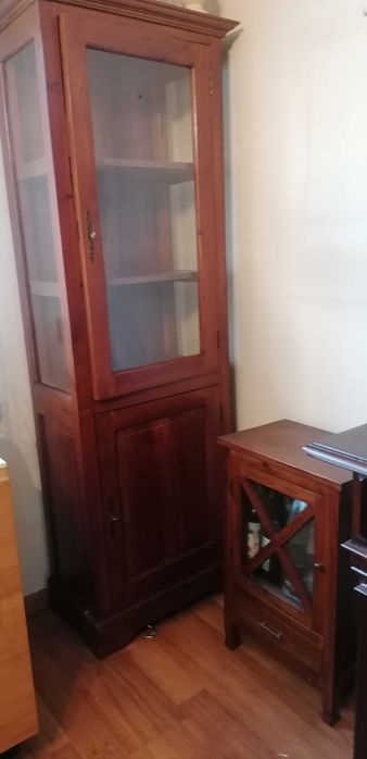 Witryna z drewna tekowego