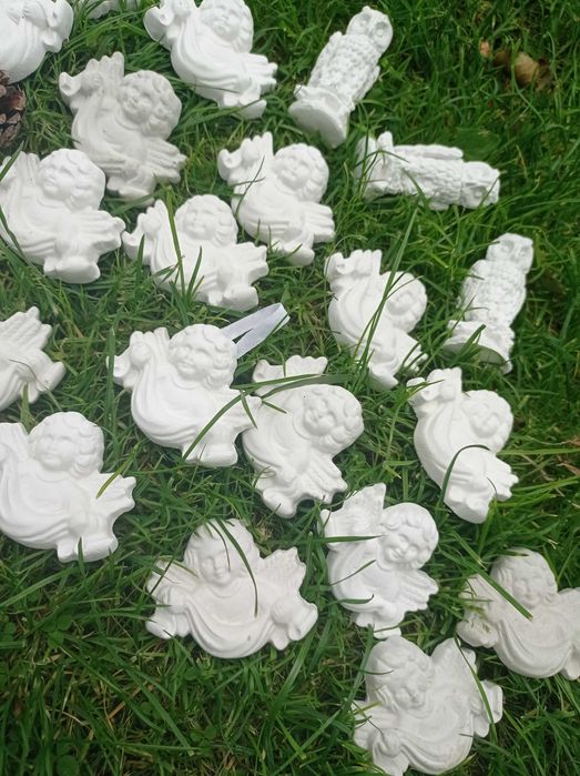 Figurki aniołki gipsowe na cmentarz do różnych stroików.