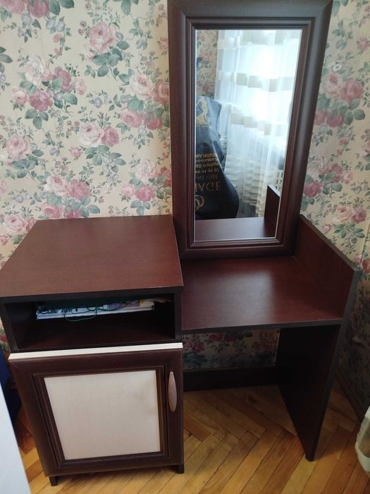 Косметичний столик