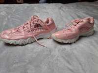 Różowe sportowe buty