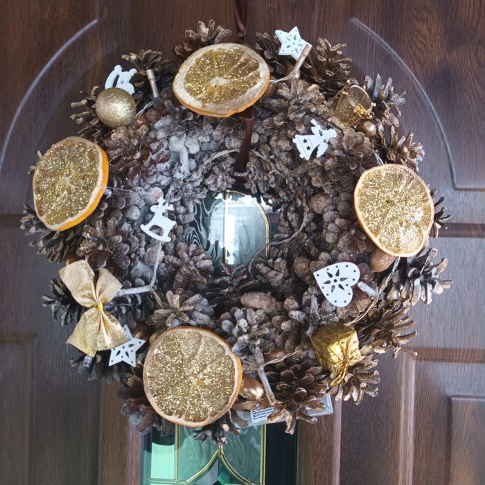 Wianek na drzwi duży, masywny.