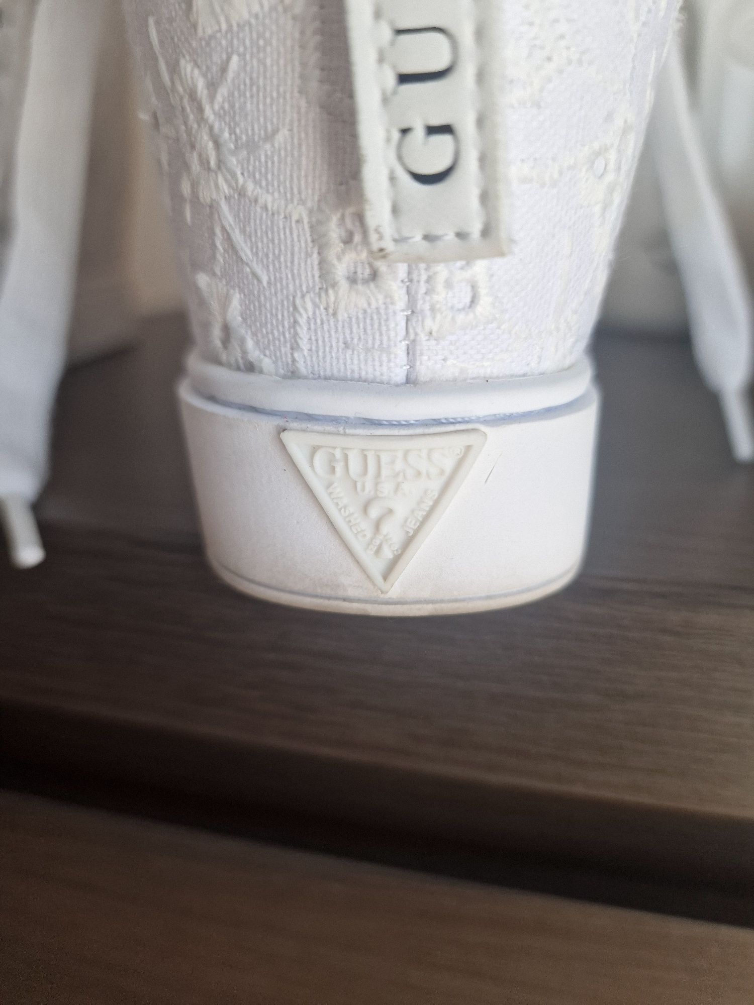 Buty na koturnie Guess