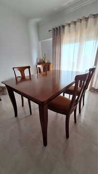 Mesa de jantar com cadeiras e duas mesa de sala