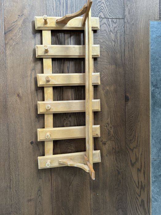 Sosnowy wieszak na ubrania z półką 30x70cm