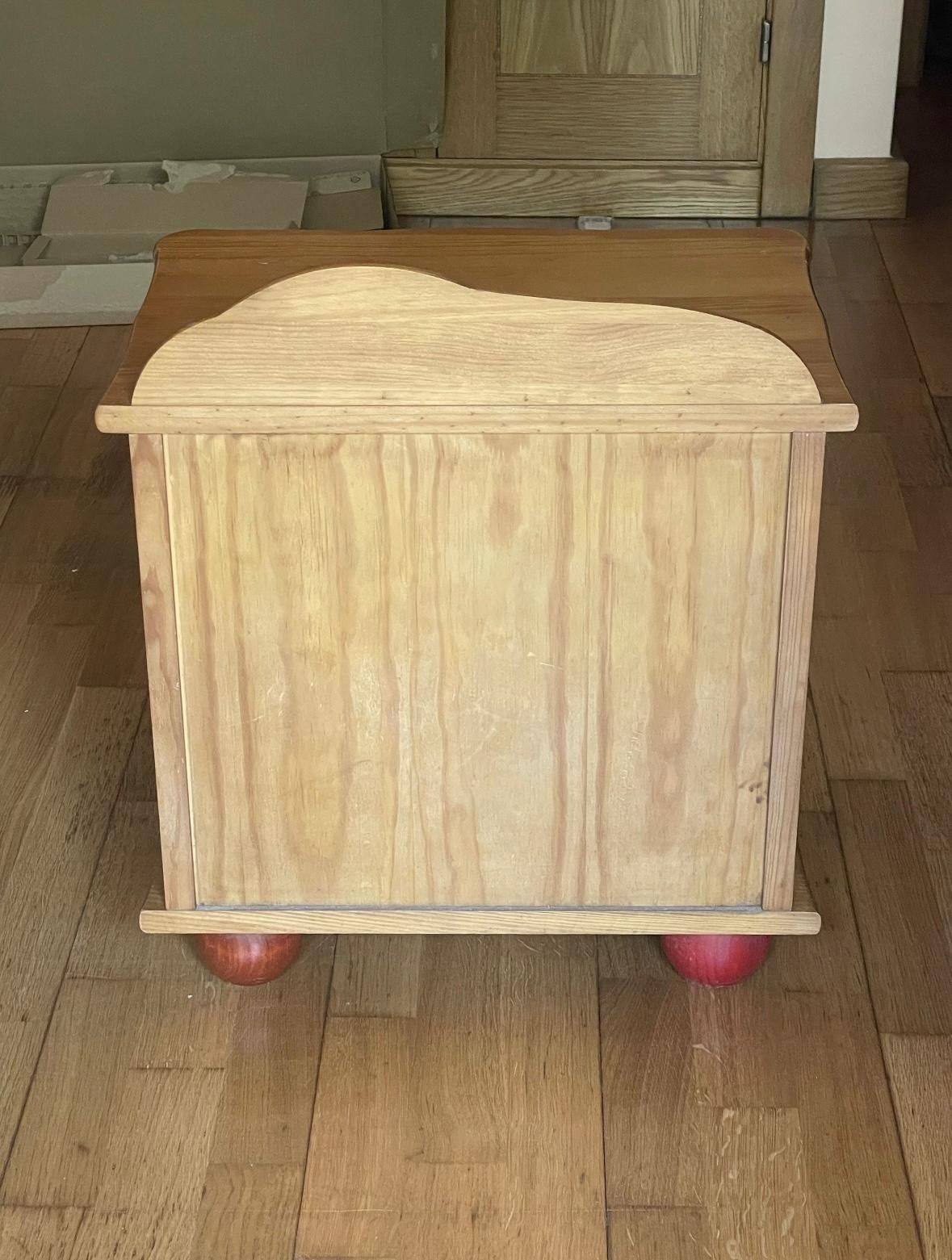 Mesa cabeceira infantil em madeira