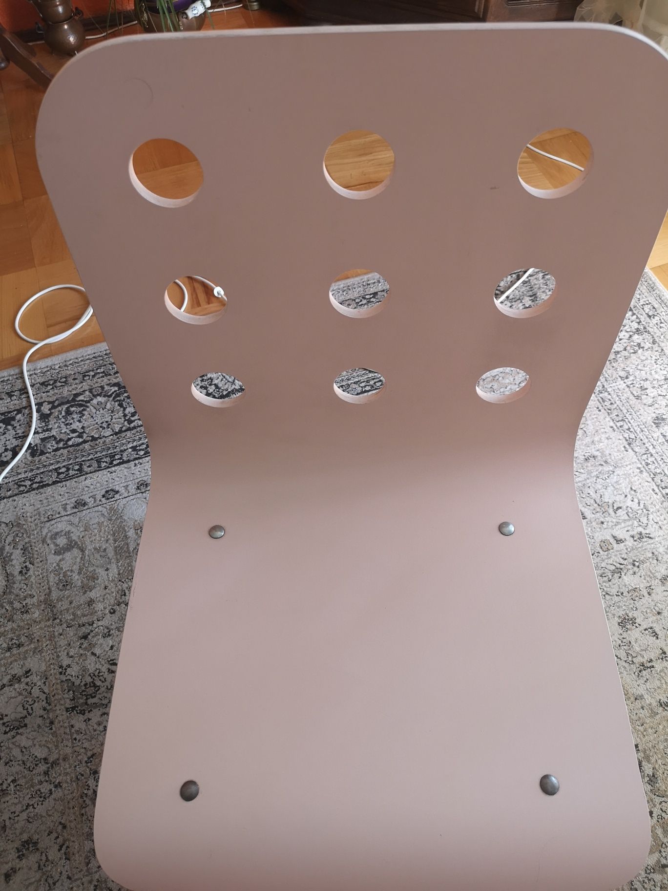 Różowe krzesło Ikea Jules drewniane obrotowe