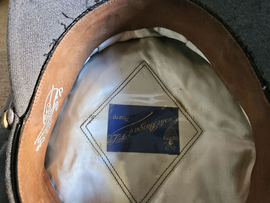 Dois chapéus militares