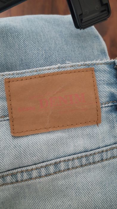 Jasne jeansy spodnie jeansowe o kroju mom fit w rozmiarze 38