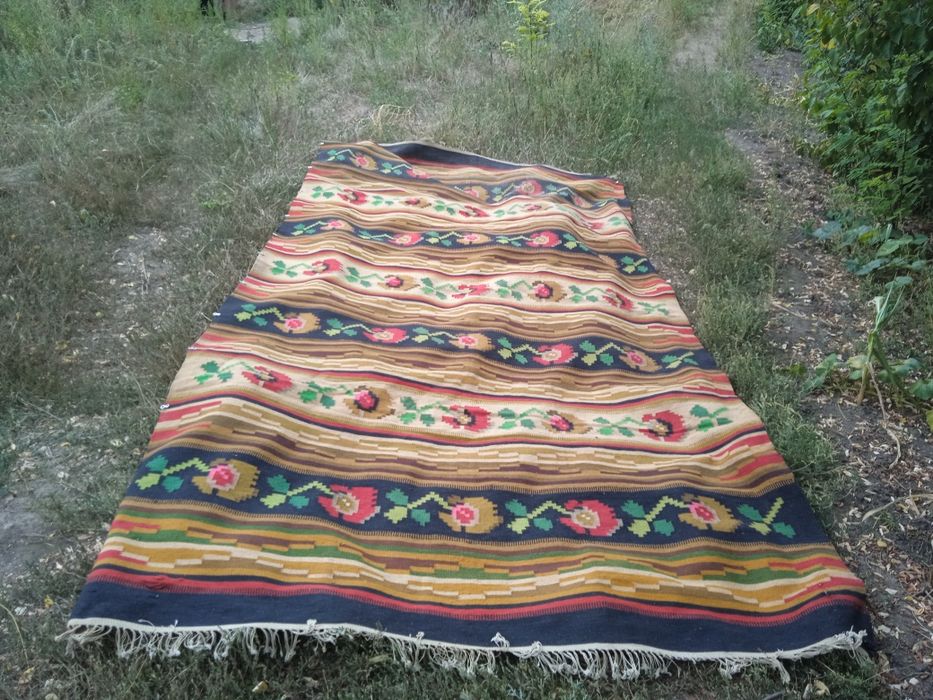 старовинний шерстяний килим