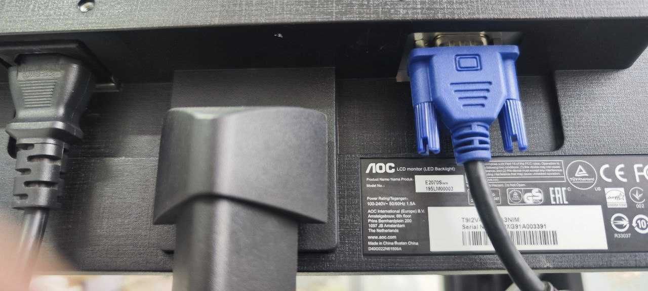 Монитор AOC e2070Swn, c кабелями в хорошем состоянии