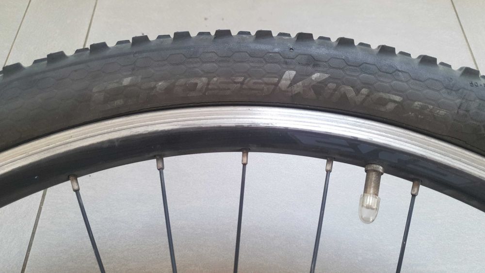 Przednie koło rowerowe z oponą 26x2,0