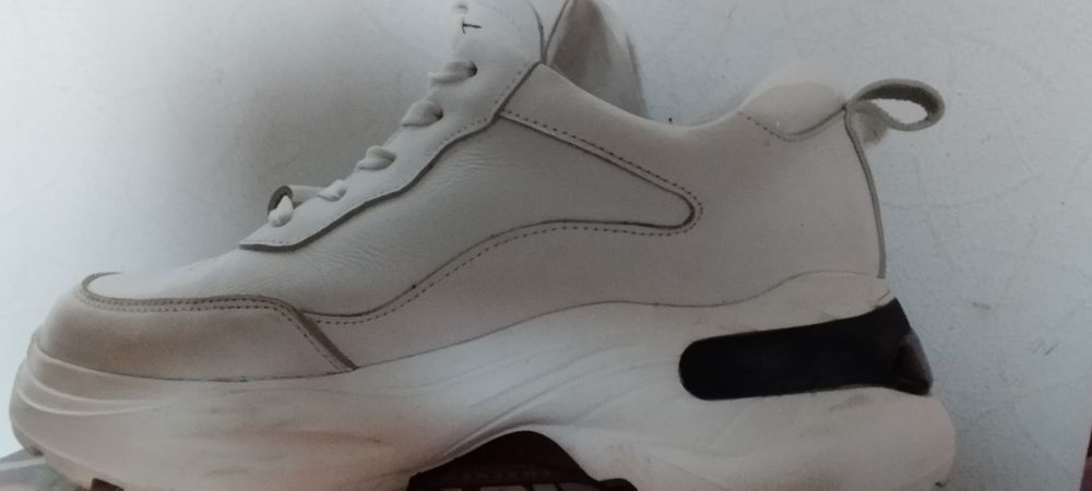 Женские кожаные кроссовки р.38