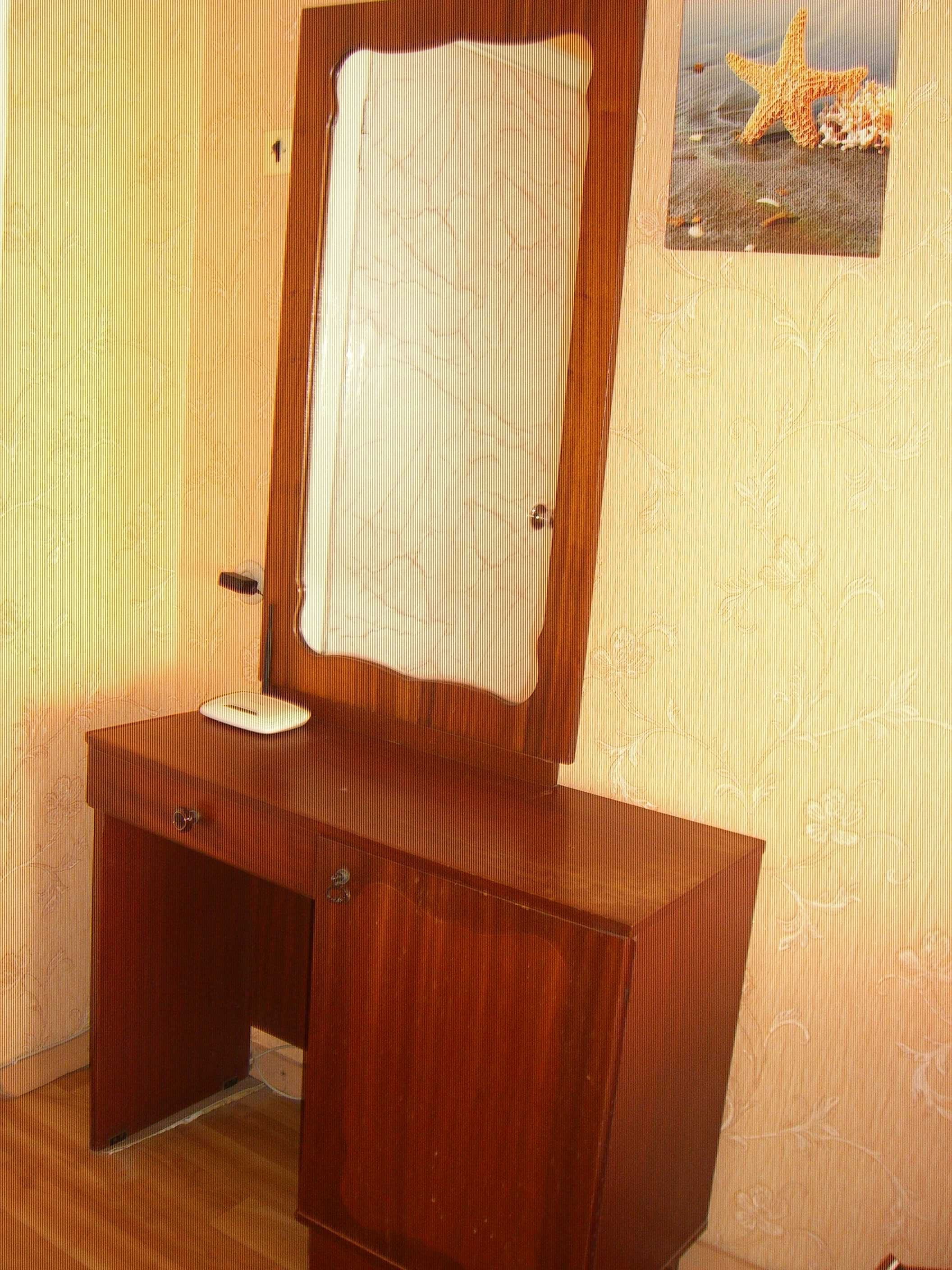 столик туалетный с зеркалом