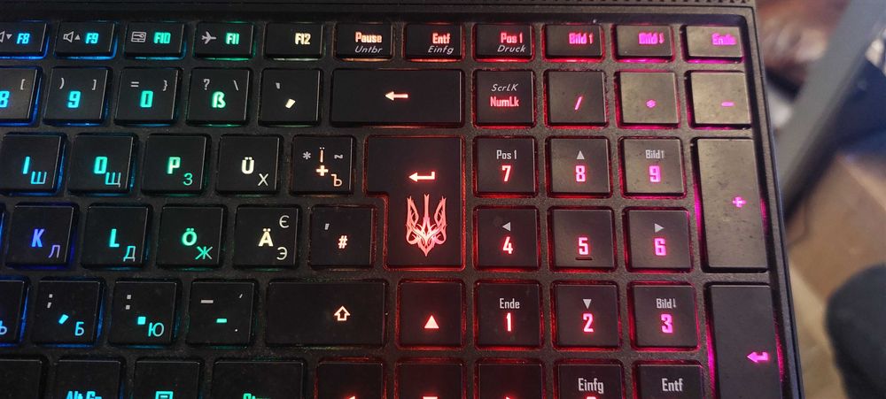 Гравіровка клавіатури ноутбука. Нанесенна кирилиці на клавіатуру