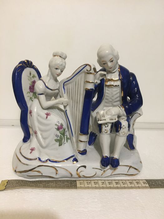 Винтажная фарфоровая статуэтка расписанная вручную