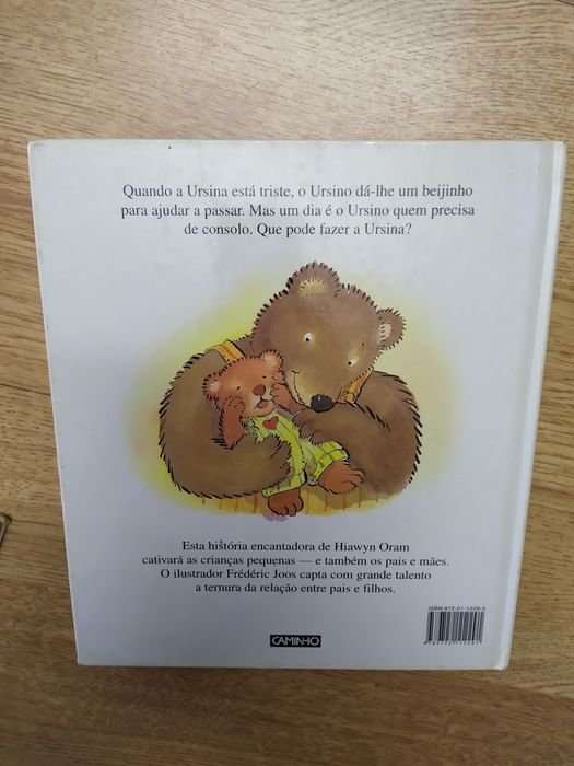 Vendo o livro- Com um beijinho, de Hiawyn Oram e Frédéric Joos