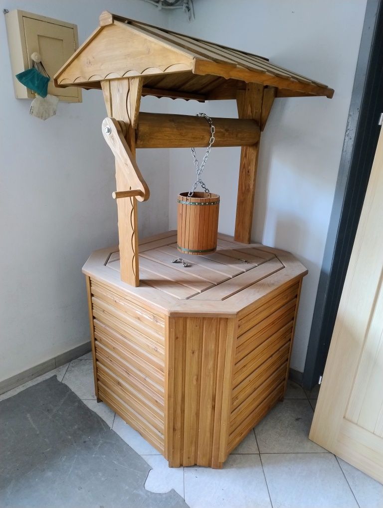Obudowa Studni/ Studnia ozdobna ( drzewo modrzew)