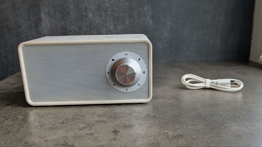 Колонка Qualitell ZS1001.
Білий шум + бездротова зарядка